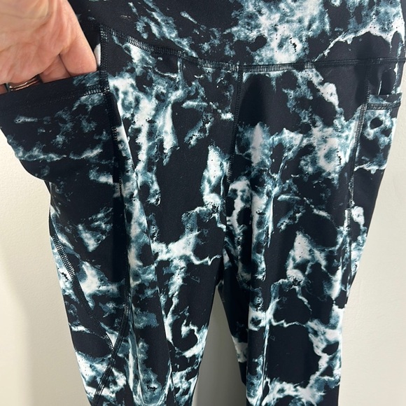 Old Navy Active Marble Print Leggings Large Black and White - Pockets! - Picture 2 of 4